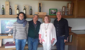 "Fortunati ad assistere alla vendemmia!",Steve e Alison dal Regno Unito con i loro vecchi amici del college, Settembre 2019.
