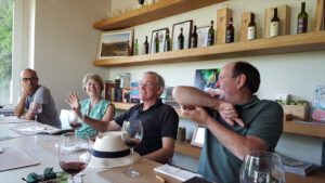 "Fortunati ad assistere alla vendemmia!",Steve e Alison dal Regno Unito con i loro vecchi amici del college, Settembre 2019.